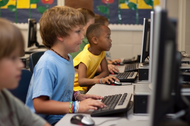 Børn spiller computer